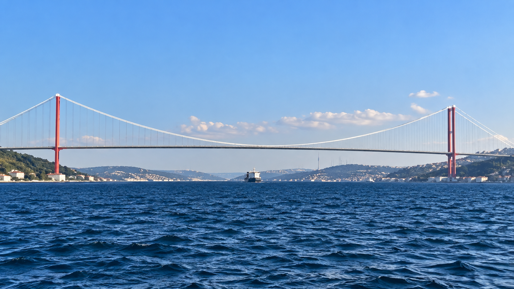 İstanbul Boğazı'nda köprü altından seyreden gemi